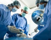 Este artículo explica qué es la cirugía endovascular, sus aplicaciones y qué beneficios presenta respecto a anteriores técnicas.
