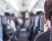 La aerotitis y el ruido en cabina son los principales riesgos para el oído durante un vuelo
