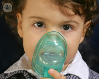 El asma se manifiesta con episodios repetidos de dificultad respiratoria