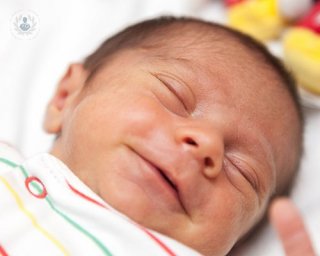 bebe recien nacio sonriendo