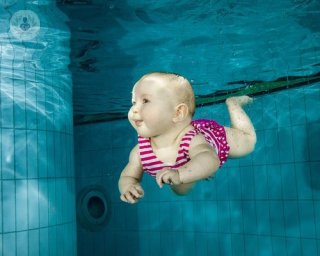 beneficios natación bebés