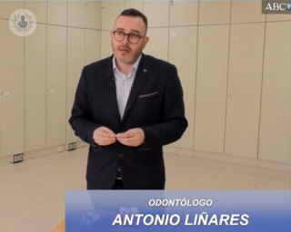 El odontólogo Antonio Liñares explicando qué son los implantes dentales