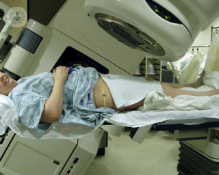 La radioterapia intraoperatoria es una innovación en España, que se caracteriza porque la radiación se aplica directamente al lecho tumoral.
