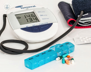 Este artículo explica los riesgos de la hipertensión arterial y la importancia de controlarse la presión arterial.