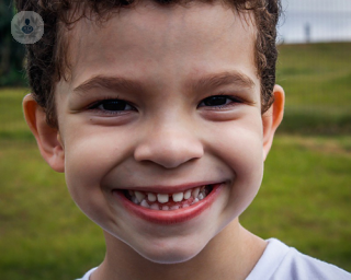 La Dra. Cristina Viyuela explica todo lo que hay que saber sobre la odontología infantil en este artículo, cuáles son las diferencias con la odontología de los adultos y qué tipo de tratamientos son los más habituales.