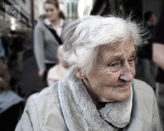 ¿Sabes qué es y cómo afecta la demencia? 15% de la población mayor de 65 años la padecen, porcentaje que aumenta con la edad. Descubre qué tipos existen, sus causas y tratamientos.