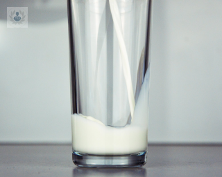 La intolerancia a la lactosa es la incapacidad de digerir, sin molestias, cantidades normales de lactosa sin embargo la solución no pasa por evitar consumir lácteos. 