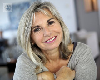 La menopausia puede ocurrir entre los 45 y 55 años de edad y varía según la genética y factores ambientales.