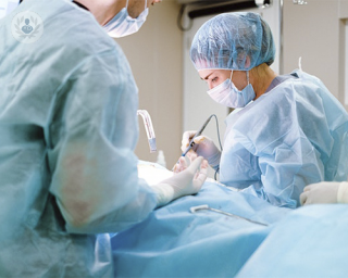 doctores realizando cirugía