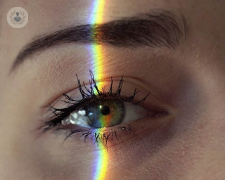 primer plano ojo con reflejo arcoiris