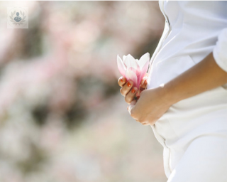 embarazo estimulacion ovarica mujer flor 