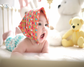 Es imprescindible cuidar la salud bucodental de los bebés incluso cuando no han crecido los primeros dientes.