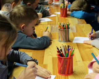 niños dibujando en clase