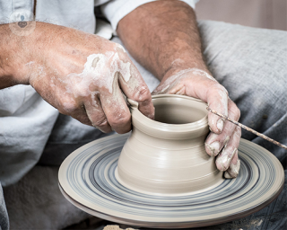 hombre hace vasija de ceramica