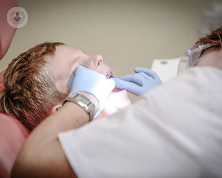 Un niño cuidando su salud bucodental con tratamiento de ortodoncia
