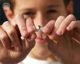 riesgos fumar con niños cerca
