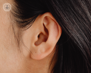 Los implantes de oído son dispositivos que permiten amplificar el sonido en personas con déficit auditivo. La Dra. Murcia te da los detalles