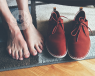 pies y zapatos sobre alfombra
