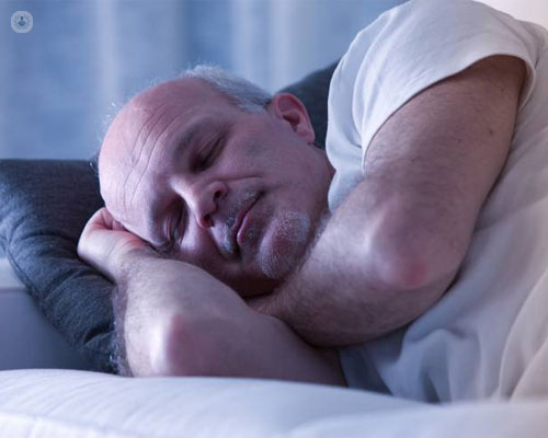 Hombre durmiendo de lado - apnea del sueño - by Top Doctors