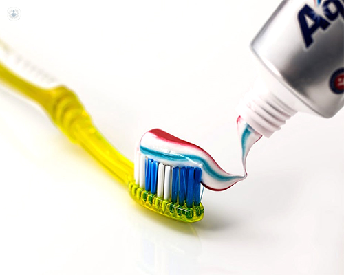 Cepillo de dientes con pasta - higiene bucodental by Top Doctors