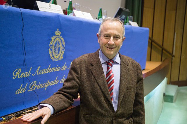 El doctor Tolosa tras su conferencia en Oviedo