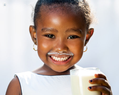 Niña bebiendo leche - intolerancia a la lactosa by Top Doctors