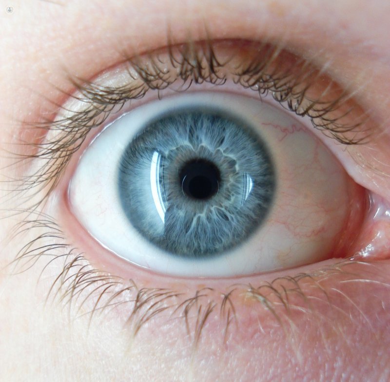 Inyección intravítrea para tratar enfermedades oculares como la DMAE
