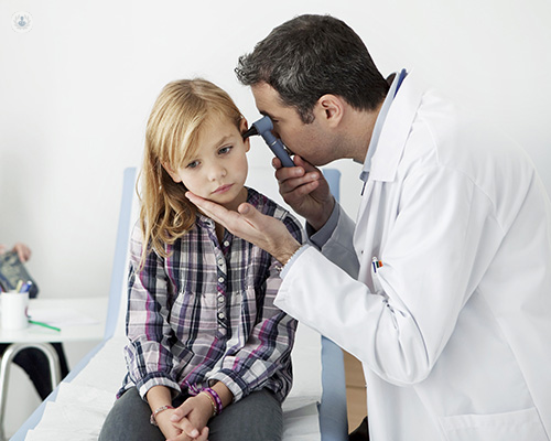 Otorrino observando el oído de una niña pequeña - Otorrinolaringología Infantil | by Top Doctors