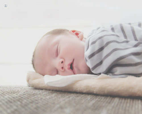 Bebé durmiendo profundamente - fase REM by Top Doctors
