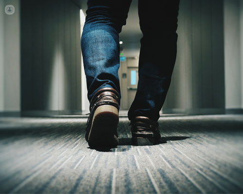 Plano de piernas de un hombre caminando por un pasillo - eyaculación precoz - by Top Doctors