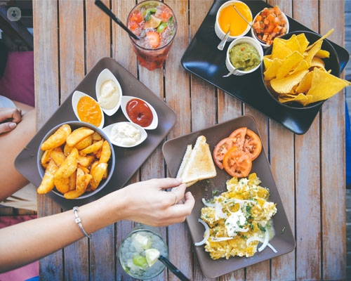 Existen muchos falsos mitos acerca de una alimentación no saludable. Rosa María Espinosa detalla todas estas mentiras alimenticias.