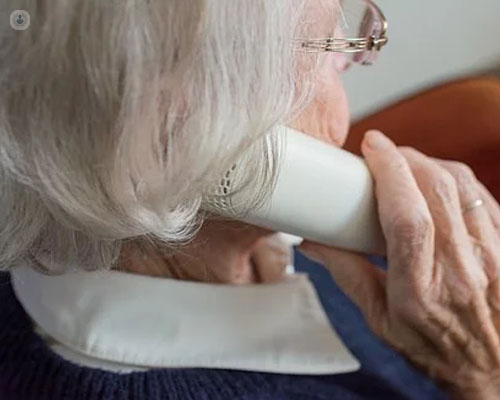 Señora mayor en casa, hablando por teléfono - coronavirus - COVID - by Top Doctors