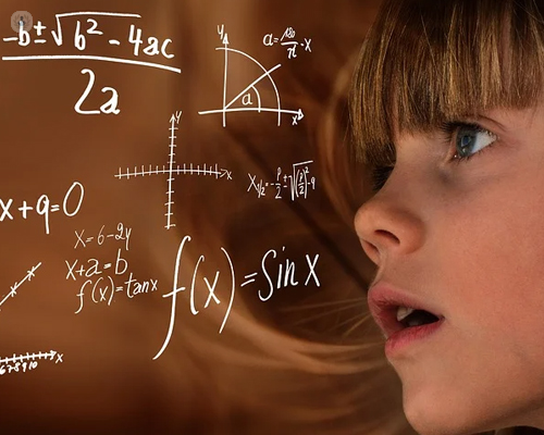 Primer plano de una niña mirando fórmulas matemáticas - Discalculia - by Top Doctors