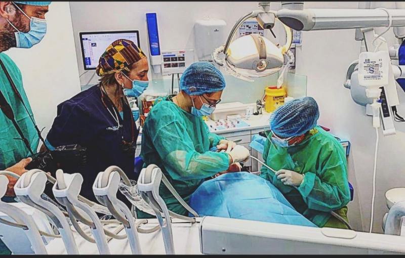 El Dr. Gianmarco Perrone, durante una cirugía