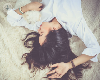 La apnea del sueño se manifiesta con pausas respiratorias de más de 15 segundos.