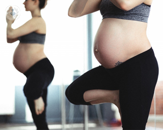 mujer embarazada haciendo yoga