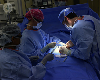 La artroscopia es una técnica mínimamente invasiva que permite reparar lesiones en las articulaciones