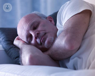 La apnea del sueño produce interrupciones de la respiración mientras dormimos.