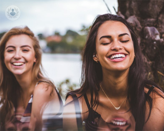 mujeres felices sonrisas diseño de la sonrisa top doctors 