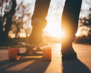 puesta de sol con joven y skate