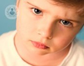 El trastorno de ansiedad por separación afecta a un 5% de los niños en edad escolar y un 4% de adolescentes. Incluye síntomas físicos y psicológicos. 