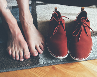 pies y zapatos sobre alfombra