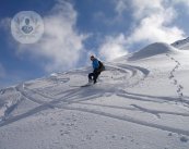 Hombre esquiando en la montaña