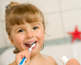 Los niños deben acudir periódicamente al dentista para cuidar su salud bucal