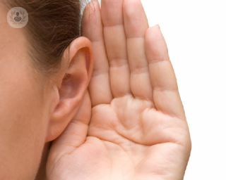 La otosclerosis es causante de la sordera progresiva. Es hereditaria y más frecuente en mujeres que hombres, en especial en embarazadas.