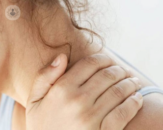 Este artículo explica qué es el hombro congelado o capsulitis adhesiva, cómo es el diagnóstico y cómo tratarlo.