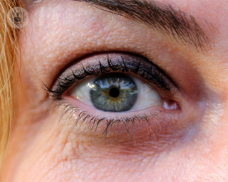 La córnea gutatta se endemiza, es uno de los síntomas. Se trata de una capa del ojo que está delante del iris, que debe ser tratada si se produce este sintoma