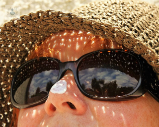 Prevenir la aparición del melanoma con protección solar antes y durante la exposición al sol 