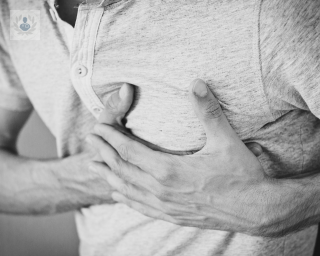 ¿Qué aumenta el riesgo de padecer una enfermedad coronaria? ¿Qué síntomas producen estas patologías y cómo se tratan? El doctor Díaz de la Llera responde a estas preguntas y muchas más en el siguiente artículo.