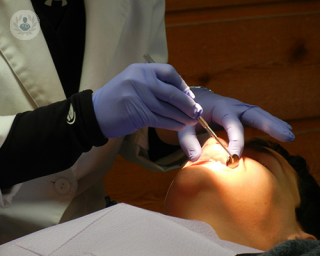 paciente en consulta odontológica siendo tratado por el especialista